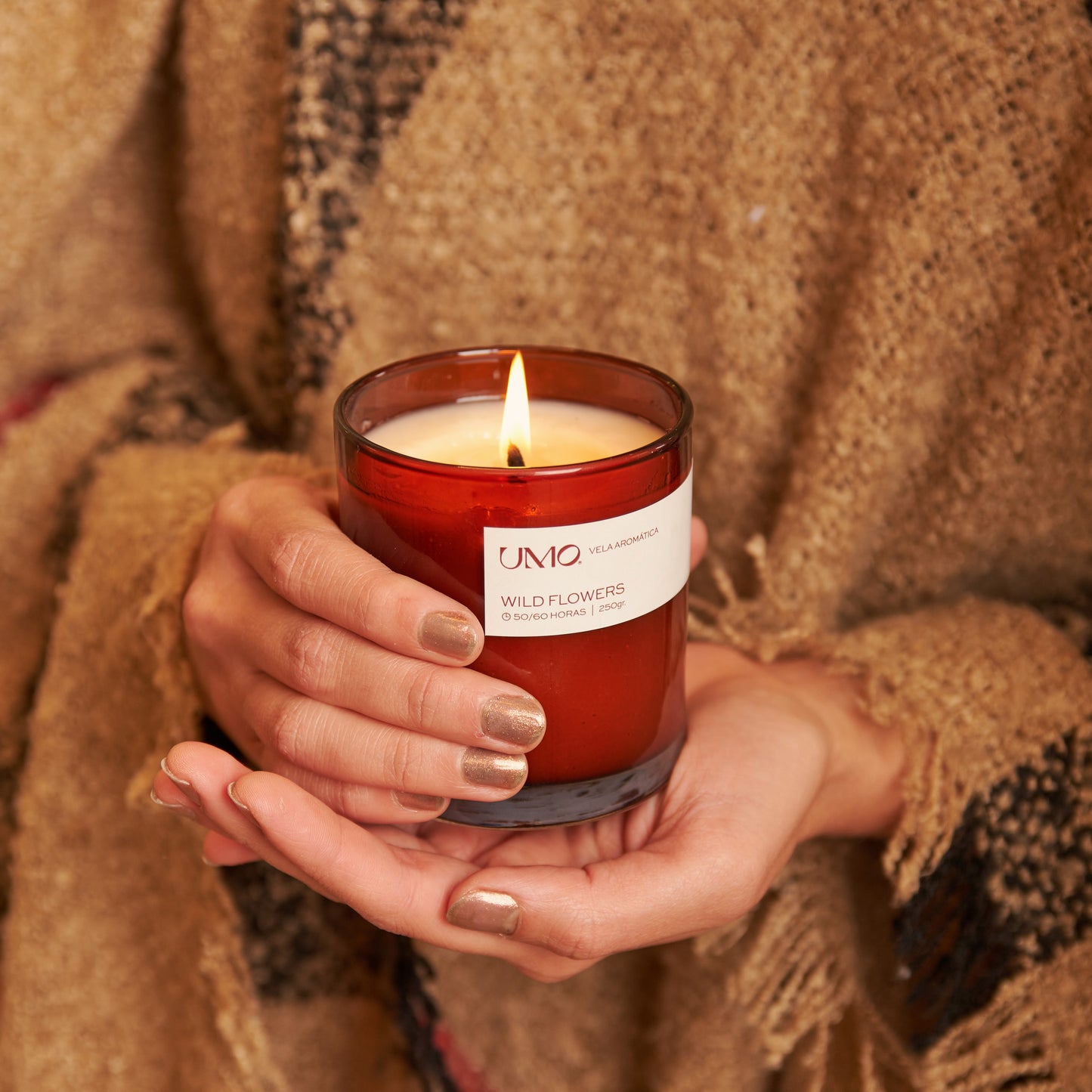 Mujer sosteniendo una vela aromática de soja